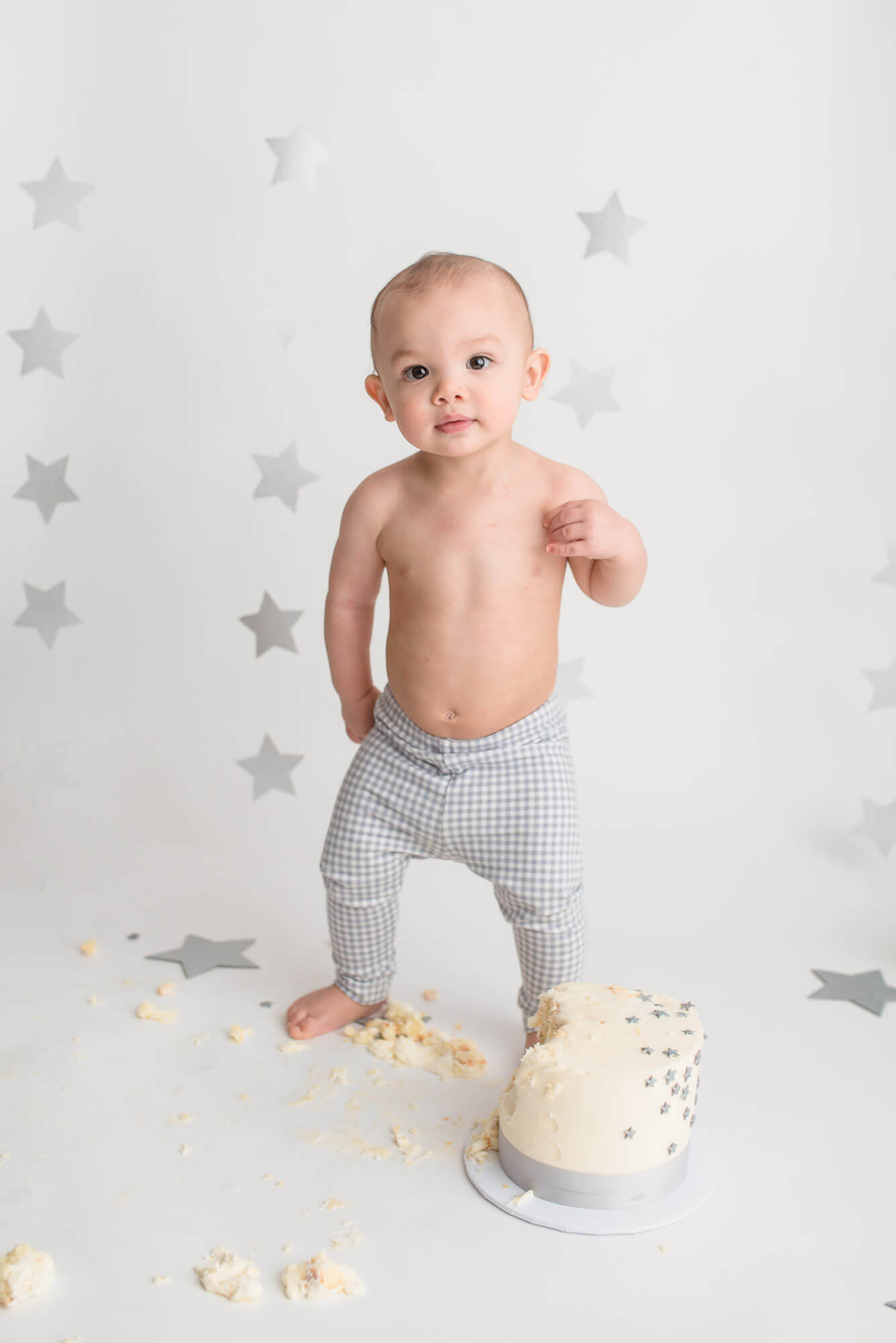 classic and modern cake smash session with boy and star cake and decor