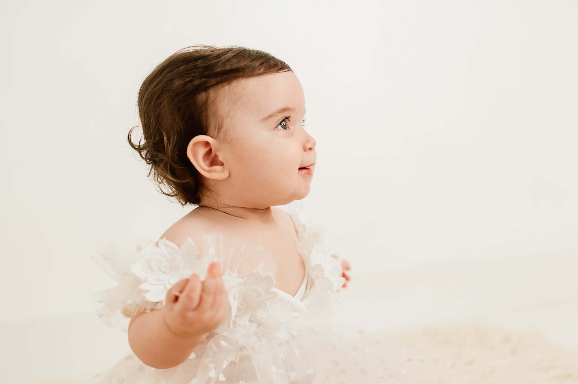 Focus on the lashes of a baby girl during her portrait and cake smash session.